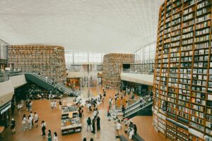 変わる大学図書館。本を静かに読む場所から独学と交流の場へ