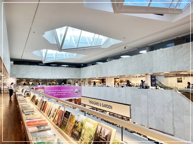 ヘルシンキのアカデミア書店の2階の回廊型の棚と吹き抜けの様子