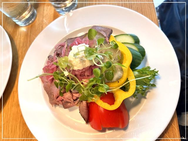 ヘルシンキ「カフェ・アアルト（Cafe AALTO）で注文したサラダ①