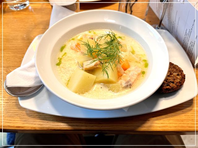 ヘルシンキ「カフェ・アアルト（Cafe AALTO）で注文したサーモンスープ