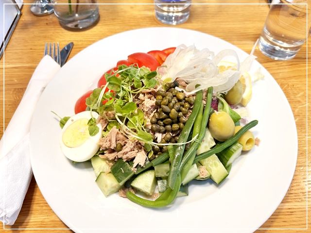 ヘルシンキ「カフェ・アアルト（Cafe AALTO）で注文したサラダ②