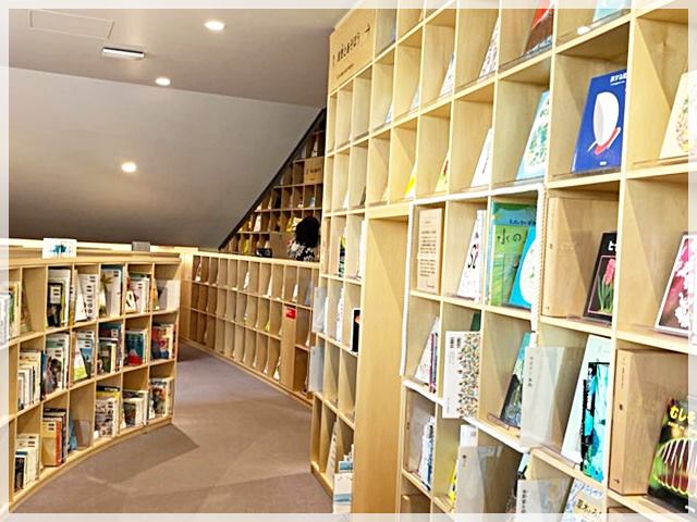 「こども本の森」の館内の様子①