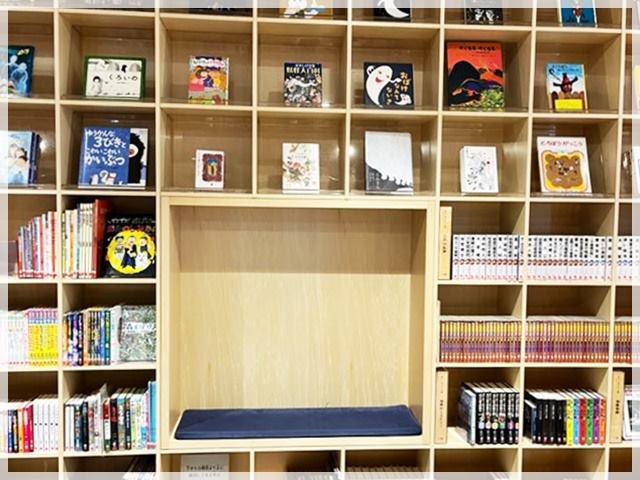 「こども本の森 中之島」の館内の様子。本棚の中で読書できる