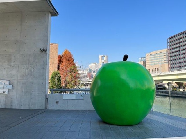 大阪中之島にある「こどもの本の森 中之島」の青りんご