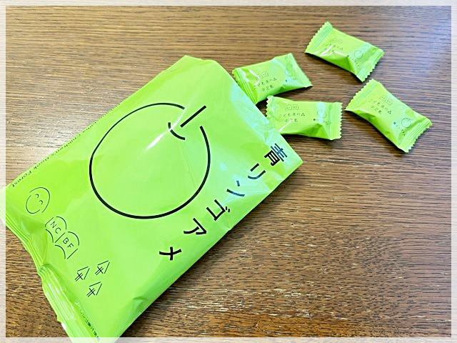 「こども本の森」で買った青りんご飴
