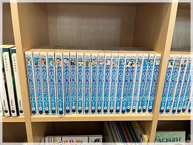 「こども本の森 中之島」の「体を動かす」テーマの本棚にある『おおきく振りかぶって』の漫画