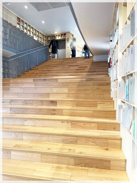 「こども本の森 中之島」の館内の様子。階段も読書スペース