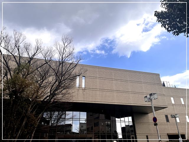 箕面中央図書館の外観