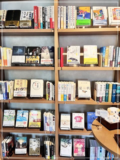 「422 BOOKCAFE & BAR」にあった村上春樹さんの本など