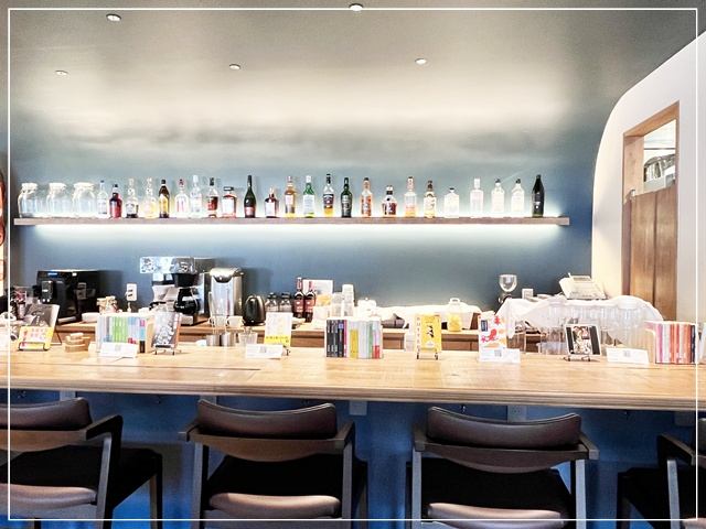 「422 BOOKCAFE & BAR」のバーカウンター