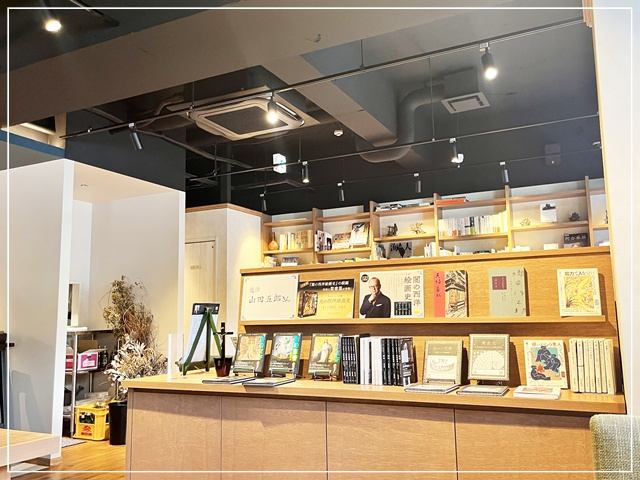 「422 BOOKCAFE & BAR」の店内の様子①