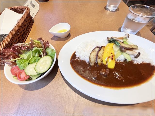 「422 BOOKCAFE & BAR」のカレーとサラダ
