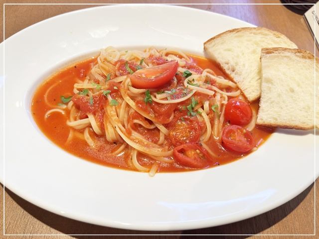 「422 BOOKCAFE & BAR」のトマトパスタ