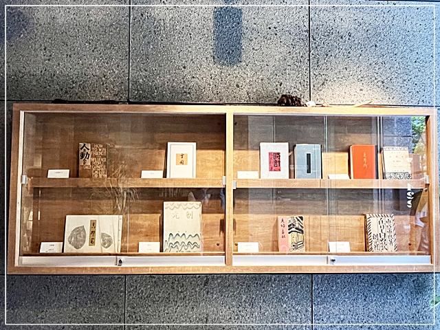 「422 BOOKCAFE & BAR」にある貴重な本
