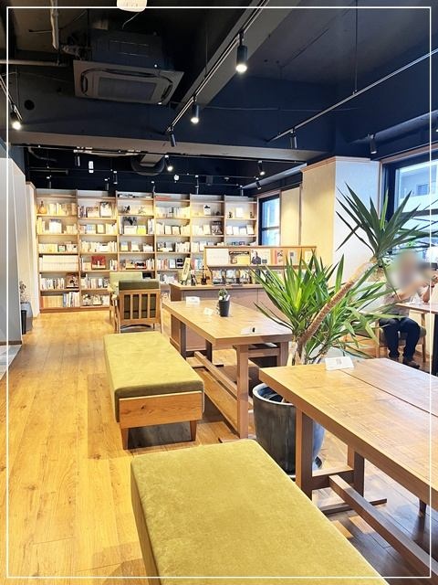 「422 BOOKCAFE & BAR」の店内の様子④（低いソファで圧迫感がない）