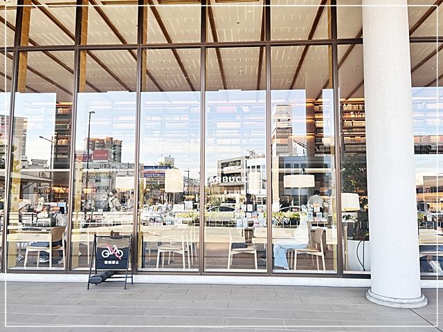 和歌山市立図書館の1階の外観。スターバックスと蔦屋書店がある