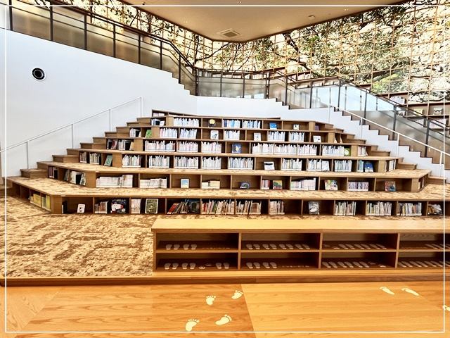 和歌山市立図書館4階「子どものエリア」にある「えほんの山」