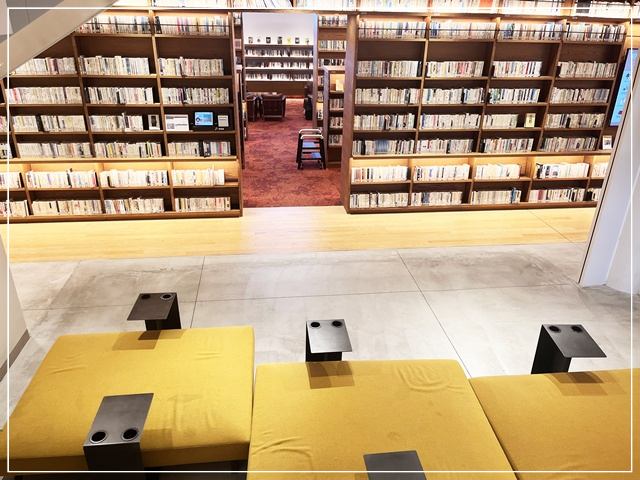和歌山市立図書館の2階。ソファ席がある